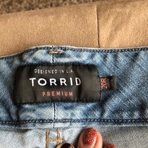 Torrid 20 REGULAR (length) light wash ripped jeans